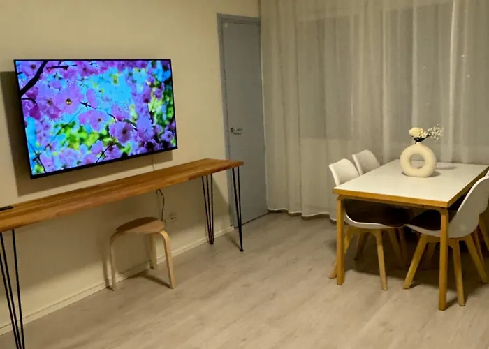 1 Bedroom Comfortable Top Floor In Puotila Near Metrostation And Sea דירה *